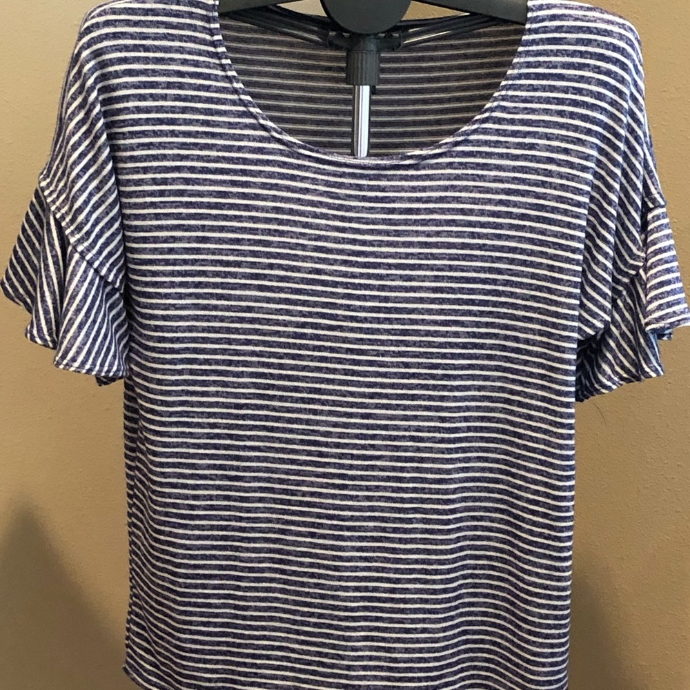 Striped ruffled sleeve top $firm, getting ready to donate - Picture 1 of 1